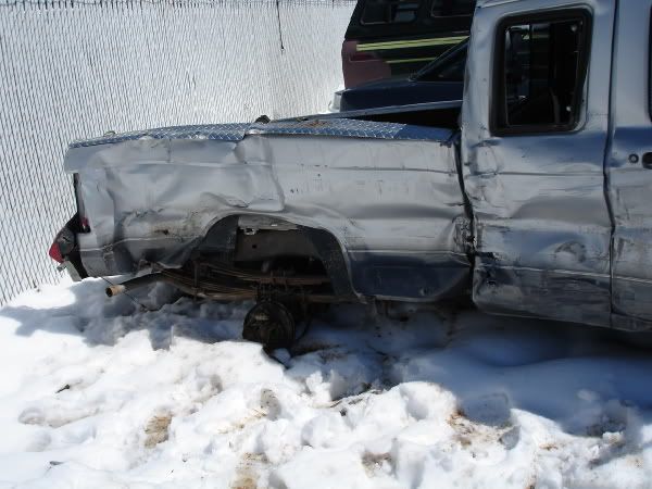 wrecked_truck004.jpg