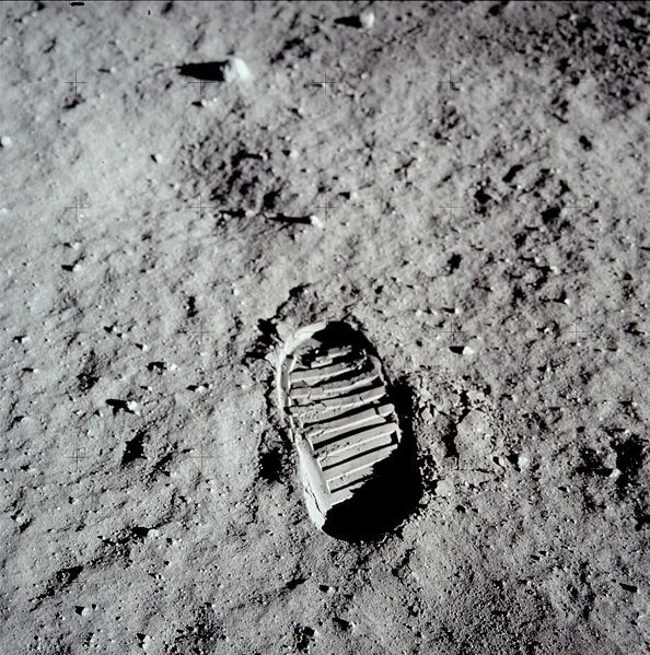 594px-Apollo_11_bootprint.jpg