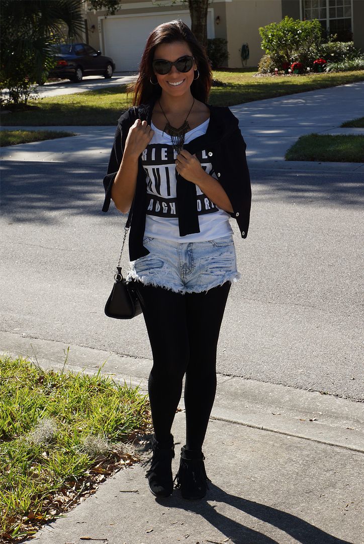  photo look_inverno_short_jeans-Cardigan_preto_t-shirt_evelyn_regly.jpg