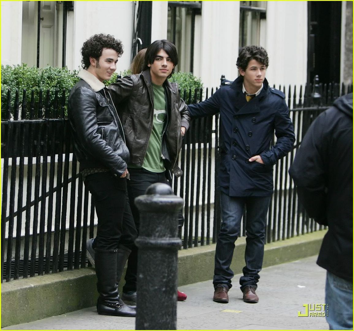 Demi Lovato, black dress black