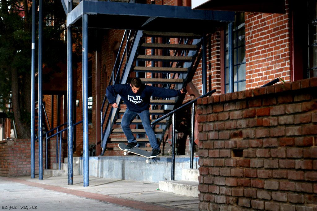 IMAGE: http://i11.photobucket.com/albums/a189/AGENT5150/SKATE%20PICS/skate0606041-1.jpg