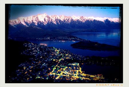 queenstown-at-night-flanked-by-the-