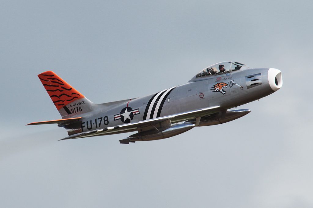 http://i11.photobucket.com/albums/a197/F86/airshow%202011/EH5G2279.jpg