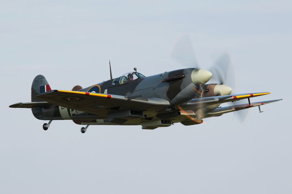 http://i11.photobucket.com/albums/a197/F86/airshow%202011/EH5G9378.jpg