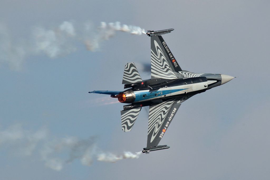 http://i11.photobucket.com/albums/a197/F86/airshow%202011/EH5G9967.jpg