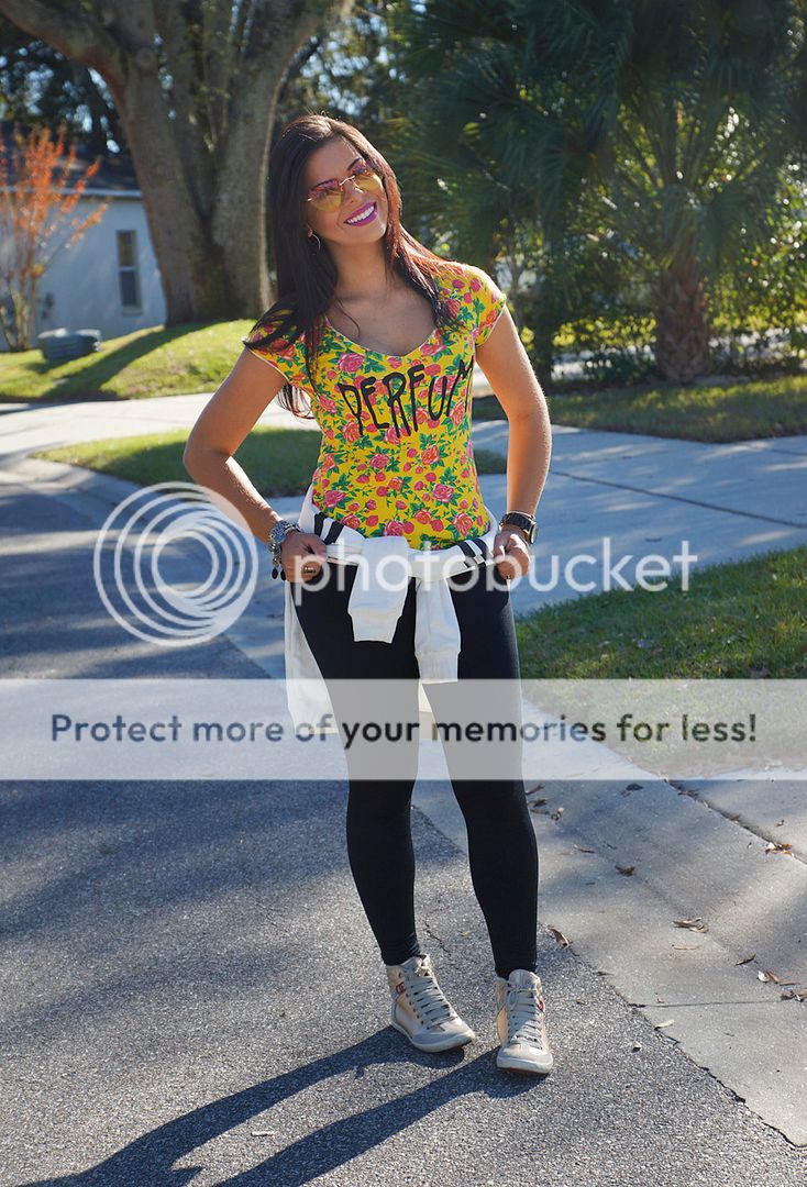  photo look_do_dia_t_shirt_amarela_floral_Legging_preta_tenis_mickey_coca_cola_jeans_evelyn_regly.jpg