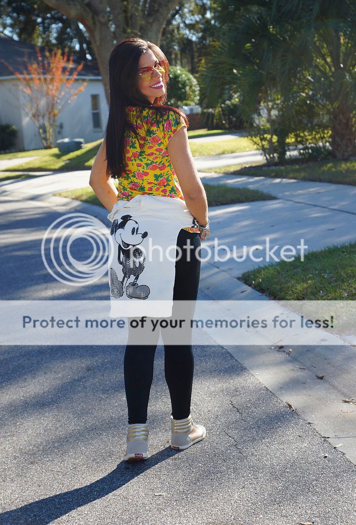  photo look_do_dia_t_shirt_amarela_floral_Legging_preta_tenis_mickey_coca_cola_jeans_evelyn_regly3.jpg