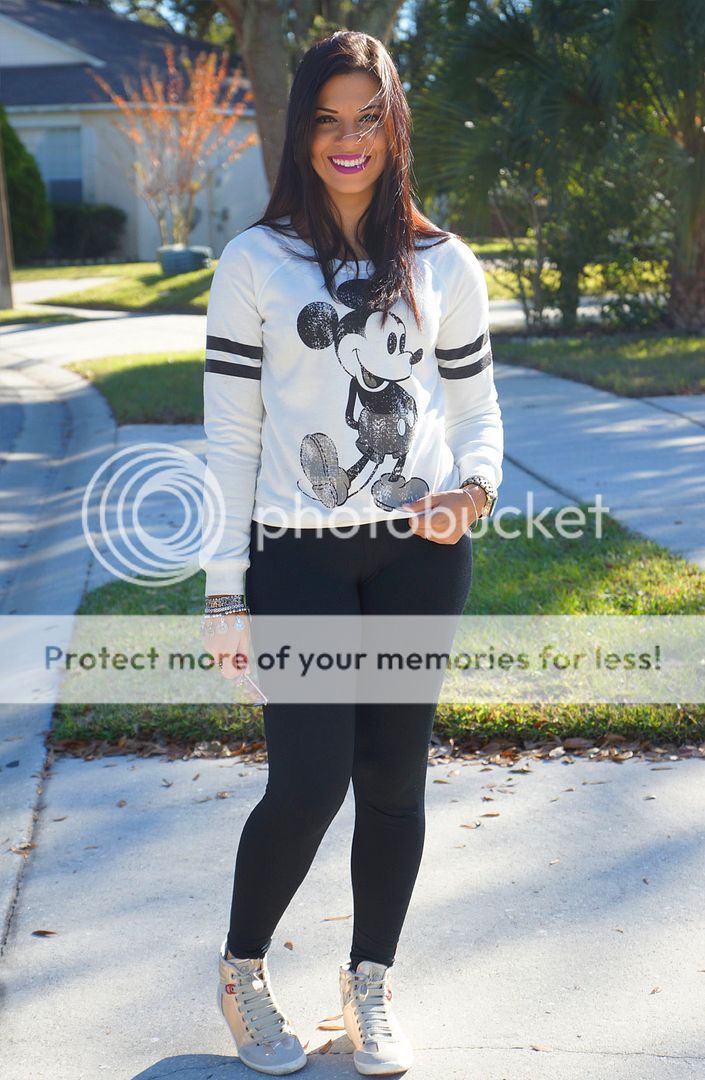  photo look_do_dia_t_shirt_amarela_floral_Legging_preta_tenis_mickey_coca_cola_jeans_evelyn_regly8.jpg