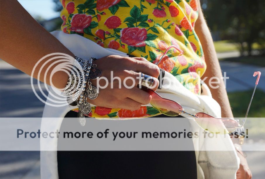  photo look_do_dia_t_shirt_amarela_floral_Legging_preta_tenis_mickey_coca_cola_jeans_evelyn_regly9999.jpg