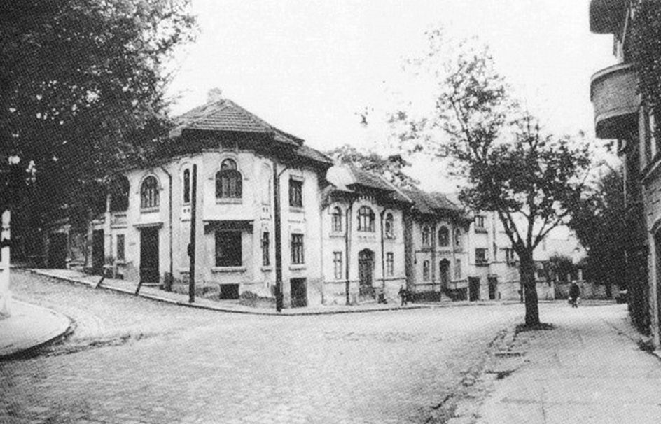 photo StrCazarmiiColtIntrareaCazarmii-indreaptaCasaPitis.jpg