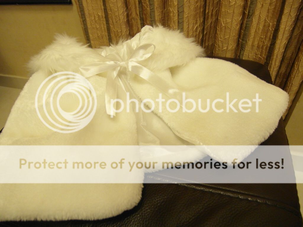 白色毛毛帔肩 hkd$25/件