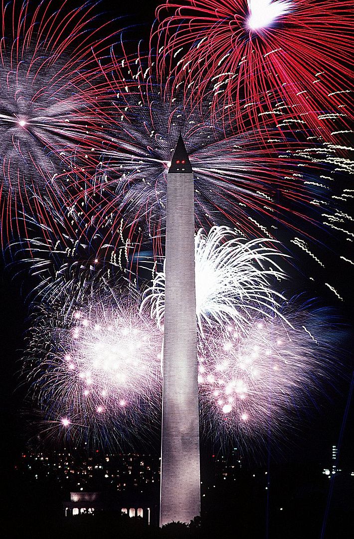 photo Fourth_of_July_fireworks_behind_the_Washington_Monument_1986.jpg